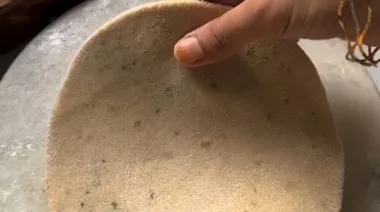 Stuffed chana dal paratha served with curd and pickle6